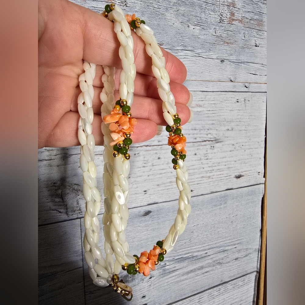 Vintage Mother of Pearl Necklace with Salmon Pink Coloured Shell Chips - Picture 3 of 7